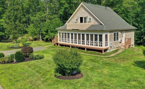 Charming Sheepscot Overlook Cottage