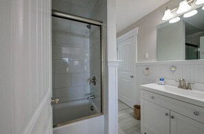 Shower, hair dryer, towels, soap - Charming Sheepscot Overlook Cottage (Edgecomb)