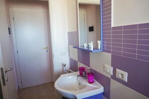 Classic Quadruple Room, Sea View | Bathroom
