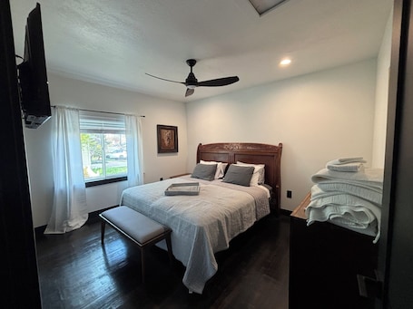 2 bedrooms, in-room safe, WiFi, bed sheets. Welcome to the Raven Rose - A Chic, Newly Renovated 2BD/1BA Home