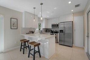 Mikrowelle, Ofen, Herdplatte, Geschirrspüler