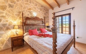 5 bedrooms, iron/ironing board, free WiFi, bed sheets