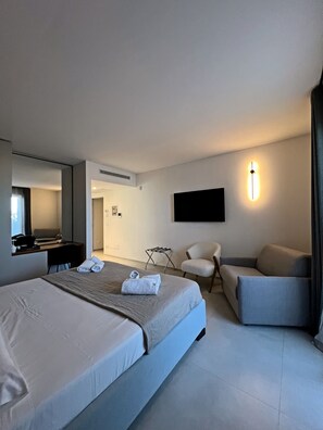 Classic Room | Desk, free WiFi