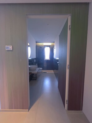 Klassieke kamer | Badkamer | Een douche, een haardroger, handdoeken, zeep