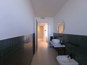 Classic Room | Bathroom