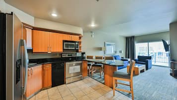 Deluxe appartement | Privékeuken | Een koelkast met diepvriezer, een microgolfoven, een oven, een kookplaat