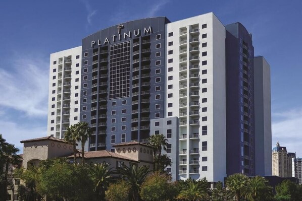 Um edifício de hotel moderno e alto, com o nome 'PLATINUM' em destaque na fachada.