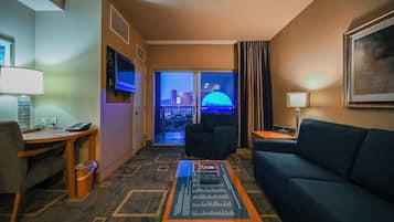 One-Bedroom - Balcony & View | リビング エリア | 42 インチのテレビ (ケーブル放送視聴可)