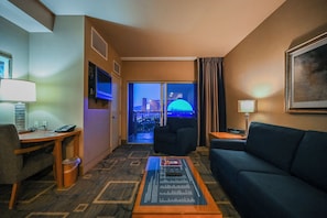 One-Bedroom - Balcony & View | Aire de séjour | Téléviseur de 42 po avec télévision par cùble