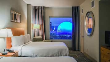 One-Bedroom - Balcony & View | 1 室のベッドルーム、デスク、ノートパソコン用作業スペース、遮光カーテン