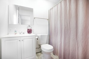 Towels, shampoo, toilet paper