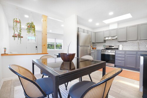 Casa de Lilas - Just Steps from Great Food & Art!