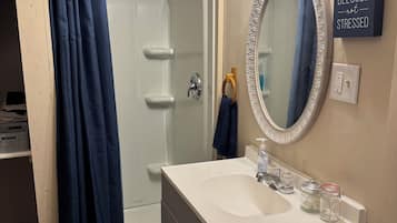 Douche, serviettes fournies, savon, papier toilette