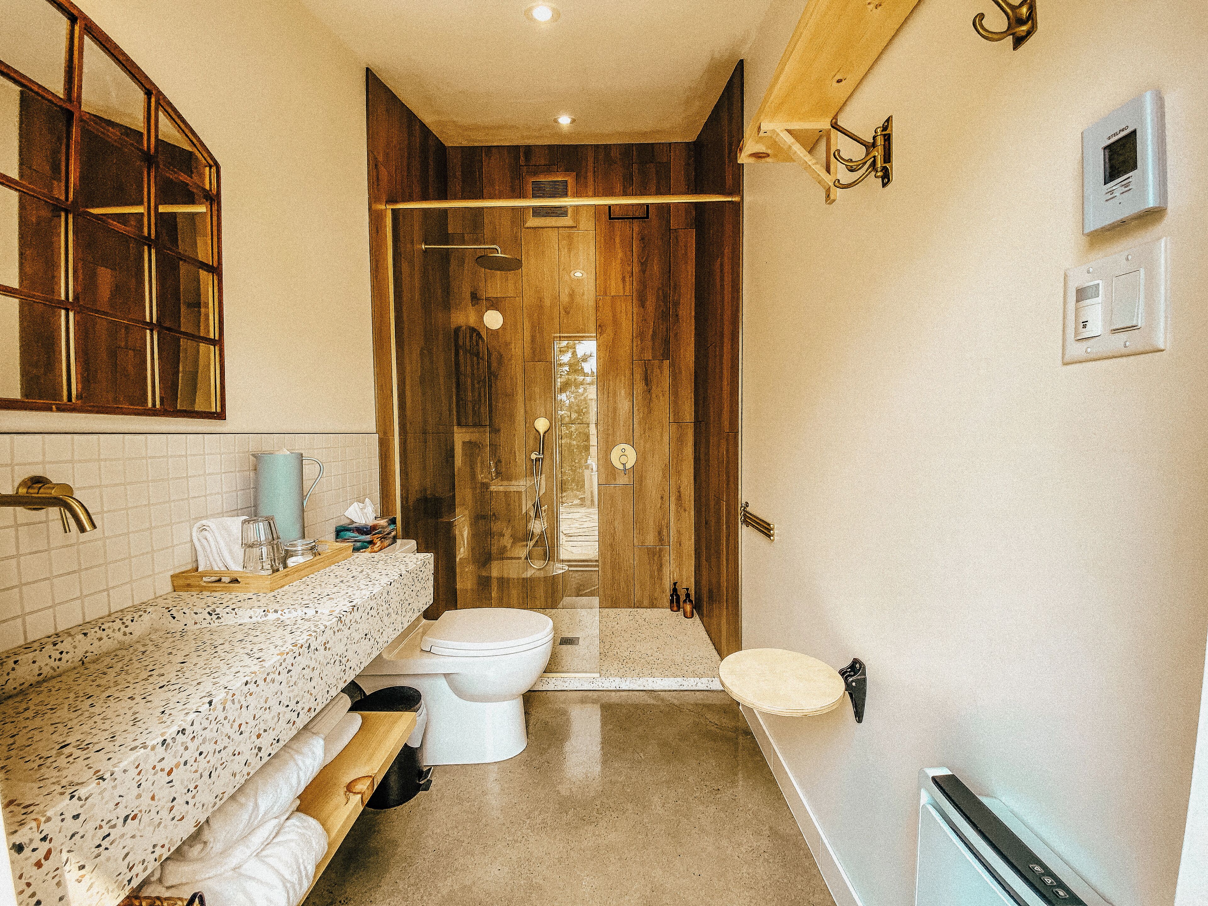 Een douche, een haardroger, vloerverwarming, handdoeken