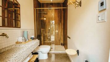 Een douche, een haardroger, vloerverwarming, handdoeken