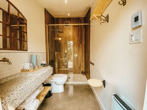 Een douche, een haardroger, vloerverwarming, handdoeken