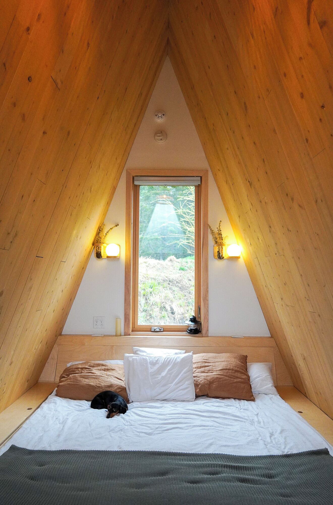 Individually furnished, soundproofing, bed sheets