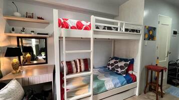 1 habitación, escritorio y espacio para trabajar con laptop