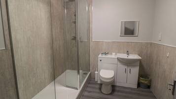 Cottage | Bathroom | Shower, hair dryer