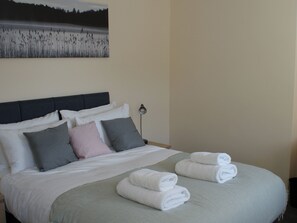 3 habitaciones, decoración personalizada y muebles diferentes 