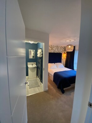 3 bedrooms, desk, iron/ironing board, travel cot