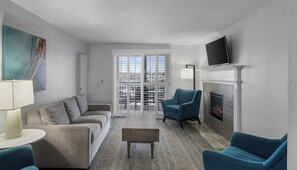 Una televisión, una chimenea