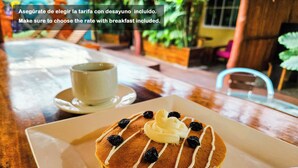 A breakfast plate with pancakes, syrup, and berries. - Hotel Maya Dreams (Bacalar)