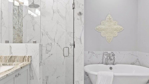 A modern bathroom with a shower, a bathtub, and a vanity. - The Palmetto Blue by Avantstay Steps to Beach, Ocean Views (Panama City Beach)