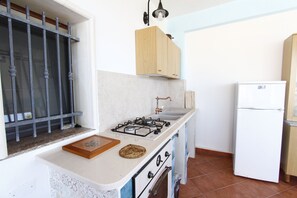 Réfrigérateur, four, plaque de cuisson, cafetière/bouilloire