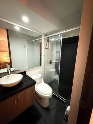 Douche, serviettes fournies, papier toilette