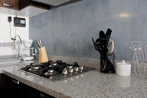 Ofen, Wasserkocher mit Kaffee-/Teezubehör, Mixer