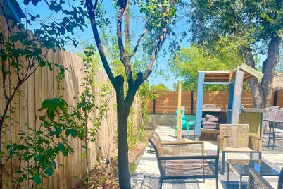 Ashraya - Charming 4-bedroom house with AC, WiFi in McAllen