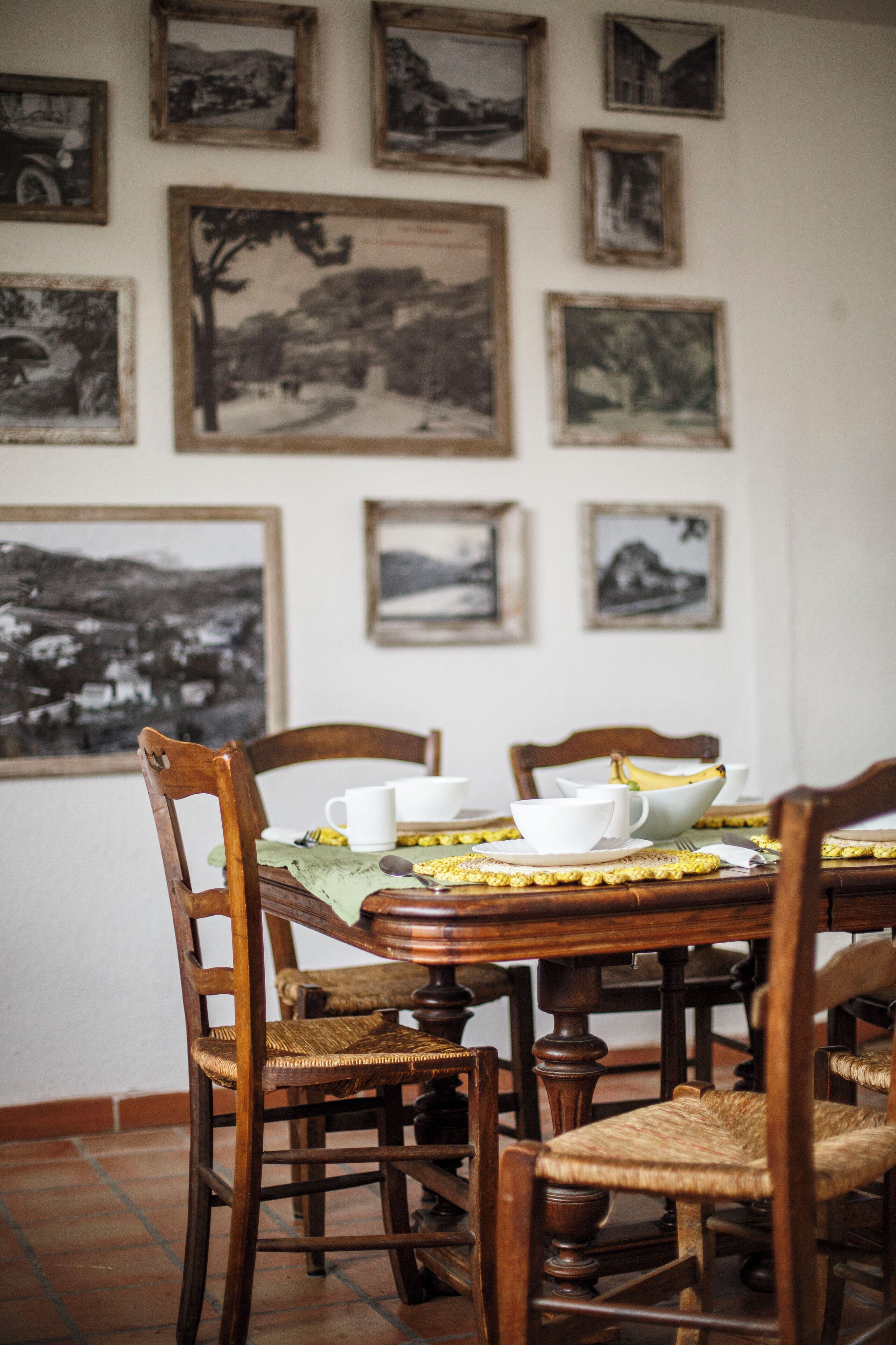 Una mesa con sillas, un cuenco y tazas.