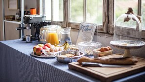 A breakfast table with fruits, bread, and a sign reading "Domaine Castelnau." - Domaine Castelnaut gîte et château (Laroque-de-Fa)