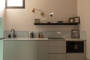 Micro-ondas, cafeteira/chaleira, chaleira elétrica, torradeira