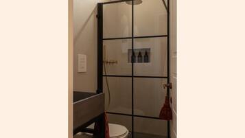 Dusche, Haartrockner, Handtücher, Seife