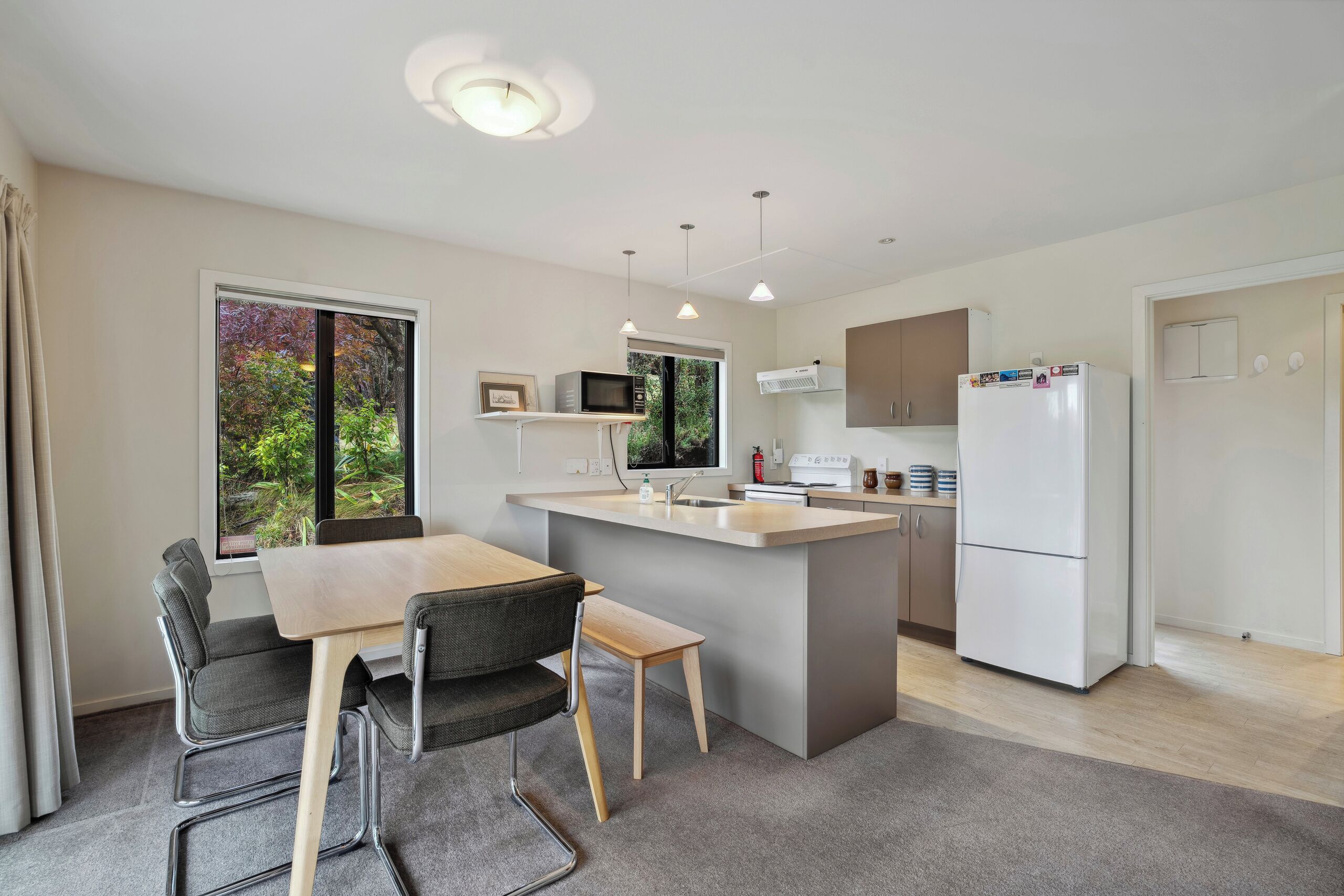 Réfrigérateur, micro-ondes, grille-pain