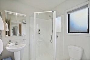 Shower - Crescent View - Wanaka Holiday Home (Wanaka)