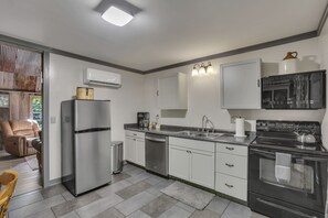 Jääkaappi, mikroaaltouuni, uuni, astianpesukone