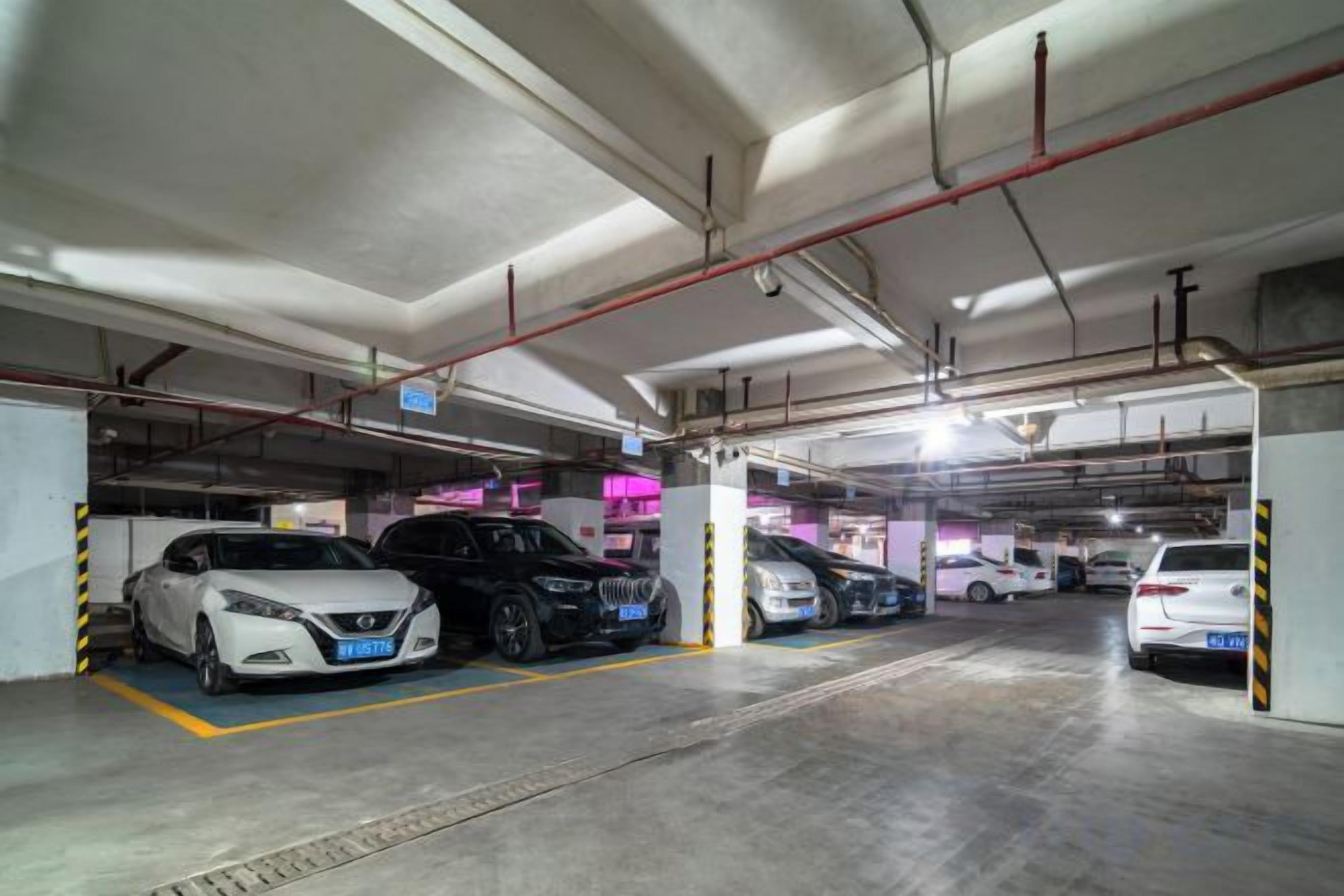 Ett parkeringsgarage i flera våningar under marken, där flera bilar står parkerade.