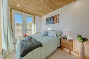 2 bedrooms, travel cot, WiFi, bed sheets