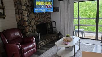 TV connectée, cheminée, jeux vidéo