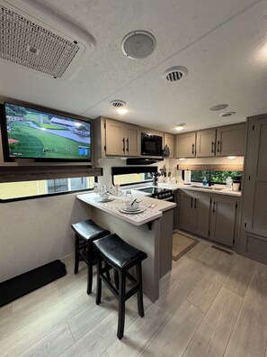 Réfrigérateur, micro-ondes, four, plaque de cuisson