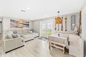 House (5 Bedrooms) | Living area
