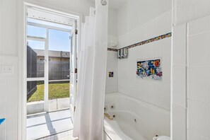 Ferienhaus (3 Bedrooms) | Badezimmer | Dusche, Handtücher