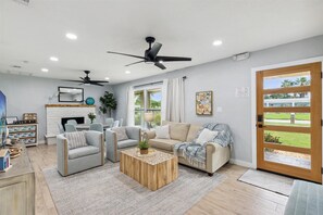 House (4 Bedrooms) | Living area