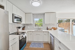 Villa (3 Bedrooms) | Cocina privada | Refrigerador, microondas, horno y máquina de hielo 