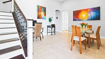 House (5 Bedrooms) | Interior