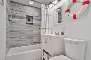 House (3 Bedrooms) | Bathroom | Shower, towels