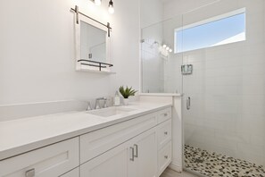 Ferienhaus (4 Bedrooms) | Badezimmer | Dusche, Handtücher